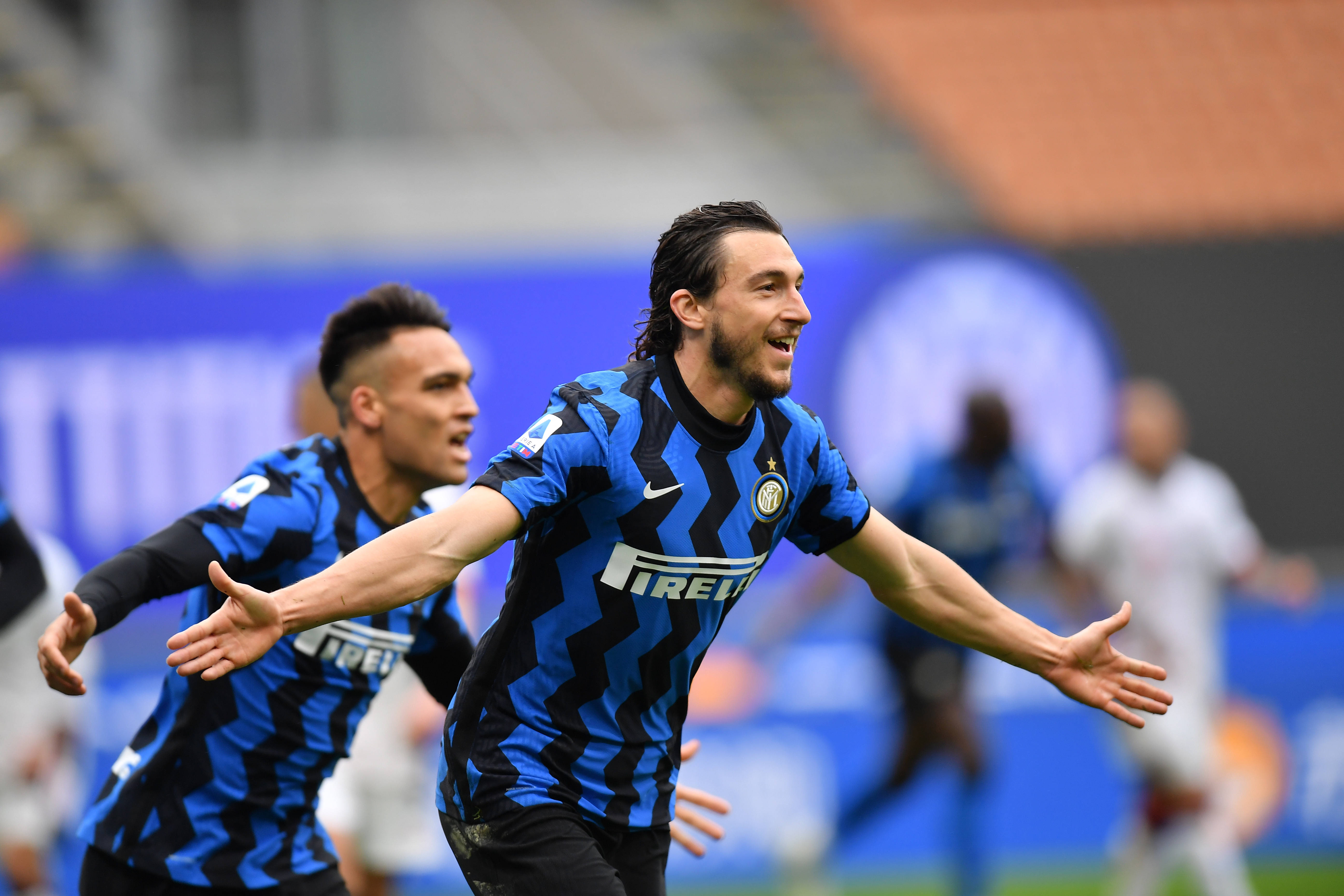 推着行李箱 推着行李箱