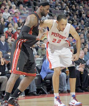 老詹离开后谁与东契奇搭档？ICE CUBE：我会选字母哥 东契奇和约基奇一起会玩得太疯